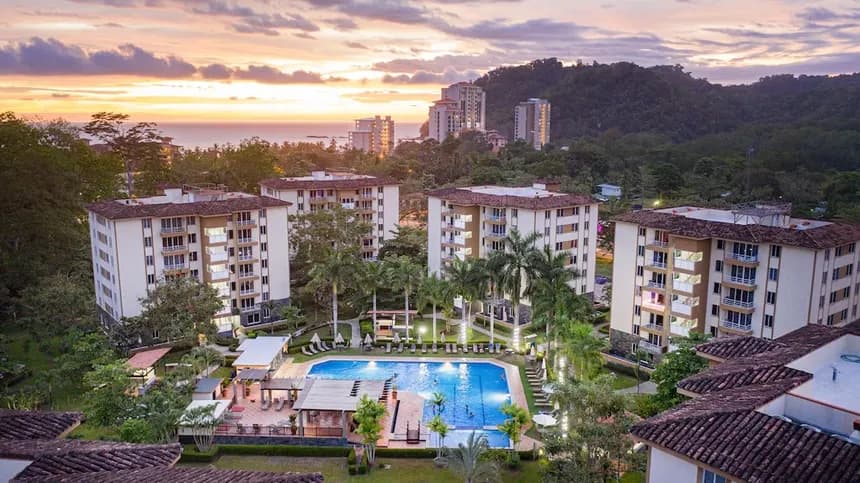 Interior del apartamento con vista tropical.